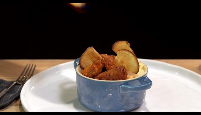 Secreto adobado en pimentón con Yuca